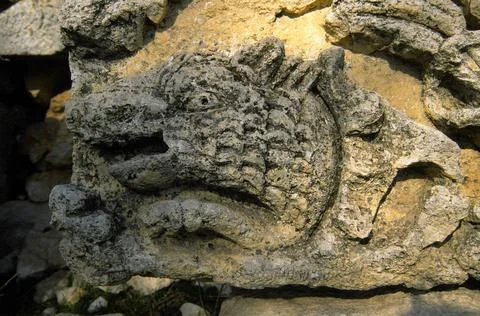 Rostro de lobo tallado en el friso.Templo de Zeus-Olbius .Pueblo de Uzuncabur Stock Photos