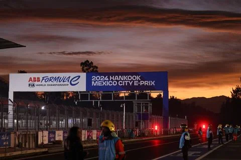  Rot Wolken von der aufgehenden Sonne über der Start- Zielgeraden, FIA For.. Stock Photos
