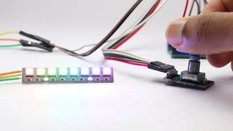 Rotary encoder rotated to control led glow on rgb led strip Vidéo 339018188