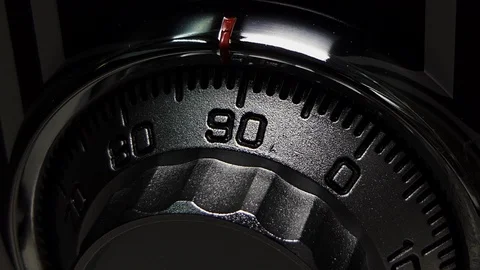 Rotate the code to open the safe at night. Vidéo 118140037