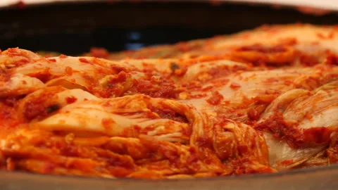 Rotate kimchi on a  crock 库存影片 162633571