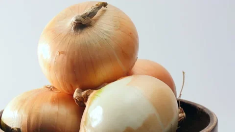Rotate onions on white background 库存影片 162640558
