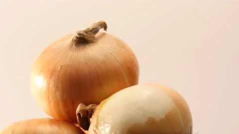 Rotate onions on white background 库存影片 162640581
