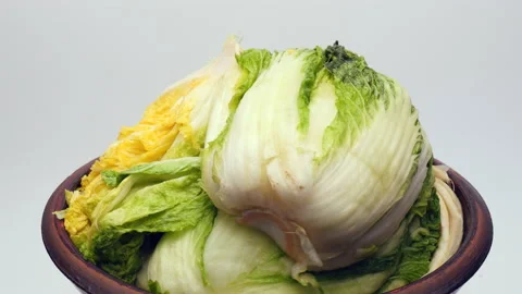 Rotate salt pickled cabbage for kimchi on crock 库存影片 162632946