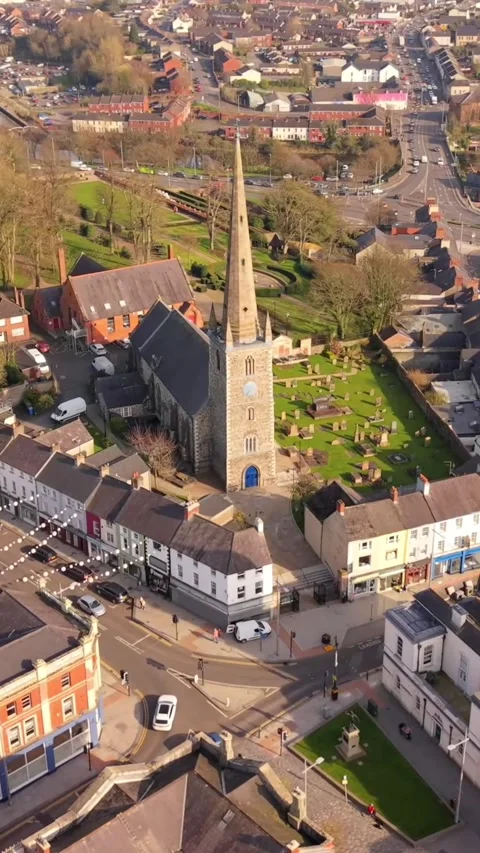 Rotating 60FPS vertical social ratio aerial GV of Lisburn Cathedral in Lisburn Vidéo 333018873