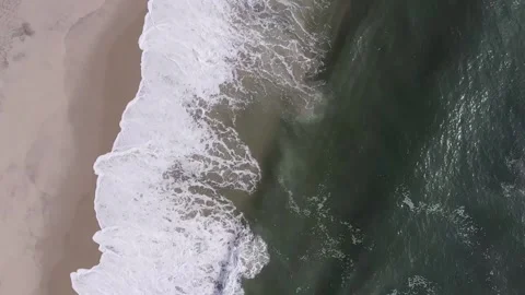 Rotating Aerial shot of waves hitting the sand 库存影片 161042191