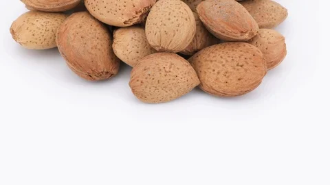Rotating almonds isolated on white background, top view copy-space (loopable) Vídeos de archivo 87682472