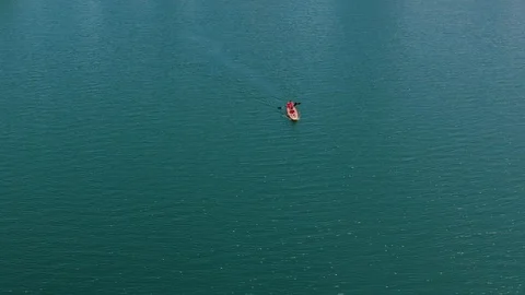 Rotating around two people paddling in a canoe on the Colorado River in Austin 스톡 동영상 115320688