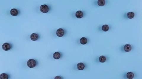 Rotating background berries of blueberries on a blue background - the concept of Stock Footage 195036070