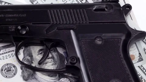 Rotating background, black gun lying on hundred dollar bills Vidéo 80495597