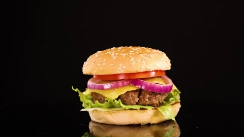 Rotating Beef Burger on Black Background in Studio Lighting Vídeos de archivo 313722142