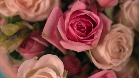 Rotating bouquet of light roses. Video stock 318580836