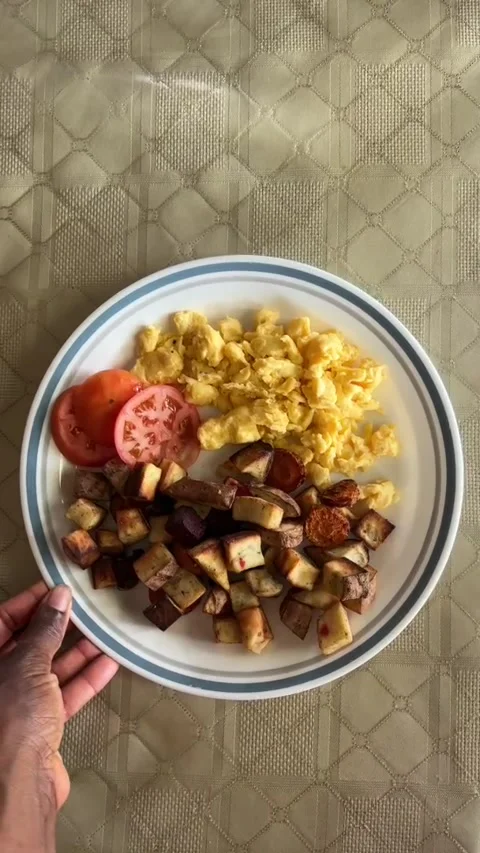 Rotating a breakfast plate 库存影片 329897325