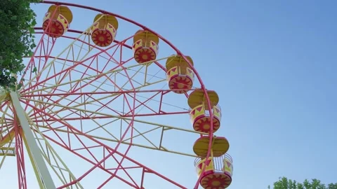 Rotating cabins on the Ferris wheel Vidéo 346101557
