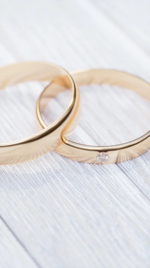 Rotating the camera around two gold wedding rings. Stock Footage 250149240