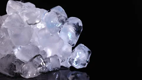 Rotating clear ice pile with melting drips on black background for drink co.. 스톡 동영상 345360656
