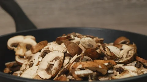 Rotating Close Up Of Sliced Fresh Raw Royal Champignon Mushrooms In A Frying Pan Vídeos de archivo 128626900