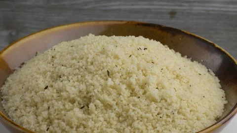 Rotating Cooked couscous in ceramic bowl. Vidéo 112762904