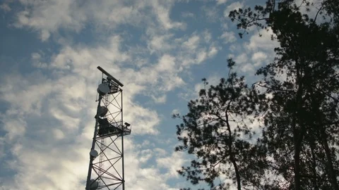 Rotating dish radar on telecommunication tower blue sky in twilight sunset 스톡 동영상 91386497