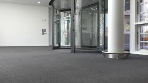 Rotating door view from inside Vídeos de archivo 76682946