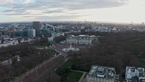Rotating drone shot around Buckingham palace London Stock Footage 149598548