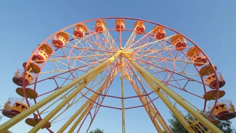 Rotating Ferris wheel, bottom view 库存影片 346101891