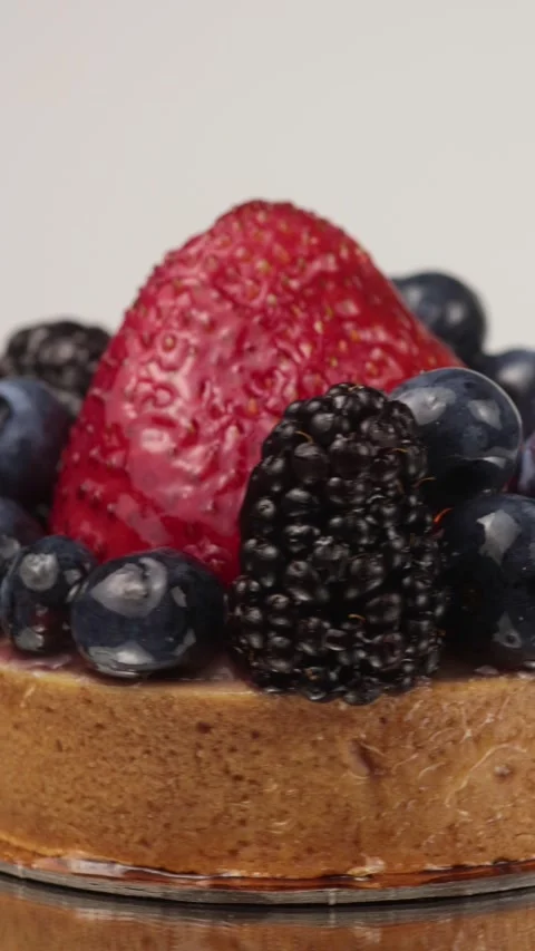 Rotating Fruit Tart Vertical 库存影片 341452720