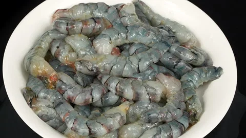 Rotating Full Plate Of Peeled Black Tiger Shrimp Vídeos de archivo 336735693