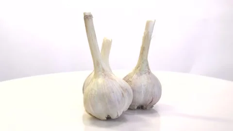 Rotating garlic head on wite background. Stock Footage 165475093