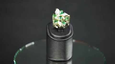 Rotating gold ring with emerald and diamond Video stock 50637138