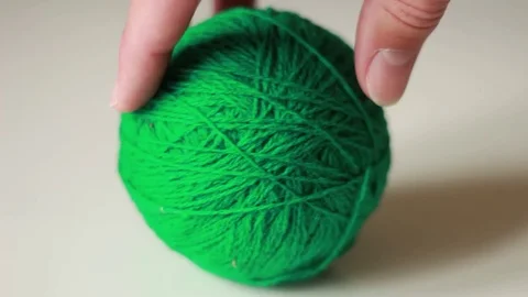 Rotating green yarn ball 動画素材 76039451