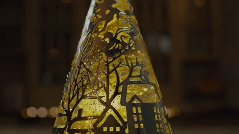Rotating lava lamp with Christmas plot decoration in slow motion. Yellow light Vídeos de archivo 122815656