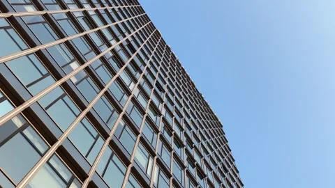 Rotating Low Angle Shot of Modern Glass Office Building Vídeos de archivo 332382637