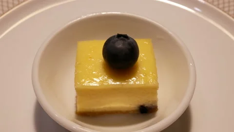 Rotating of mango mousse mini cake on table inside restaurant Video stock 100132393