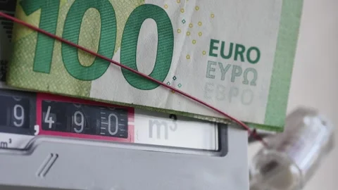 Rotating numbers in a gas meter with a 100 euro note on top, concept of expe Vídeos de archivo 261866491