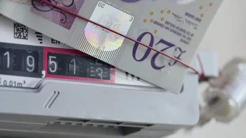 Rotating numbers in a gas meter with a 20 pounds note on top, concept of exp Vídeos de archivo 261866495
