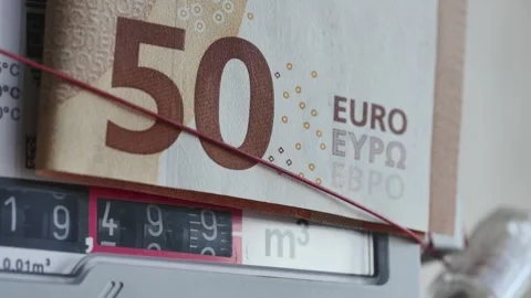 Rotating numbers in a gas meter with a 50 euro note on top, concept of expen Vídeos de archivo 261866482