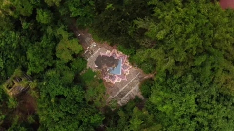 Rotating over small square abandoned park aerial Stock Footage 154557791