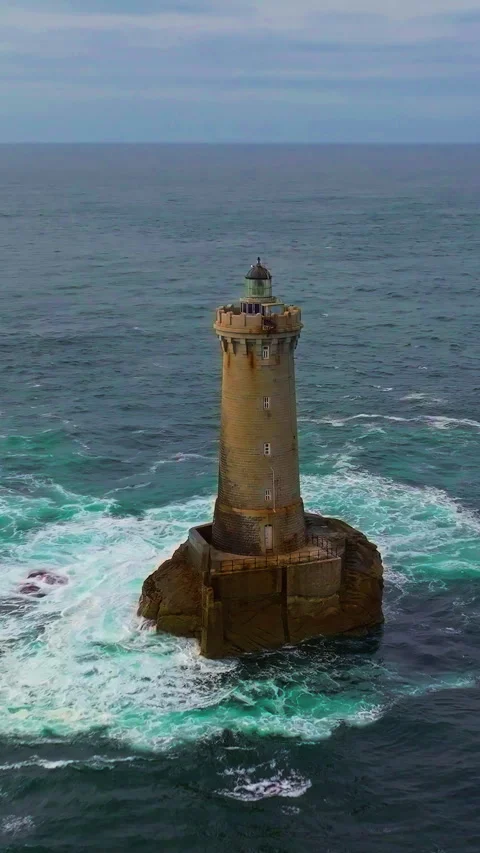 A rotating overhead shot of Phare du Four a lighthouse in Bretagne France. An 動画素材 317622726