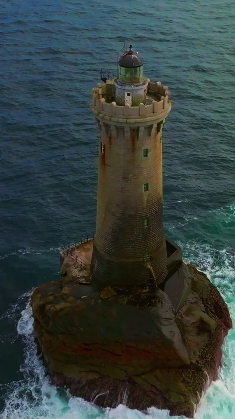 A rotating overhead shot of Phare du Four a lighthouse in Bretagne France. An 库存影片 317622902