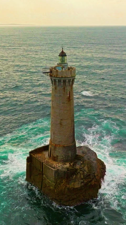 A rotating overhead shot of Phare du Four a lighthouse in Bretagne France. An 库存影片 318005915