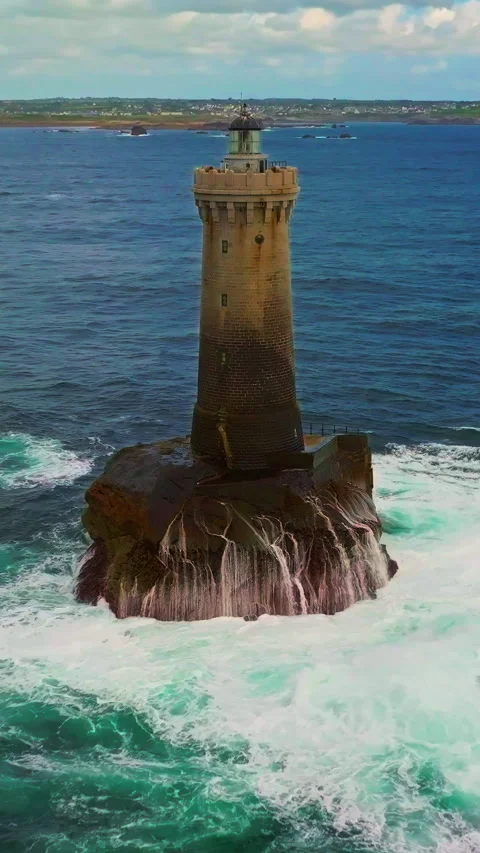 A rotating overhead shot of Phare du Four a lighthouse in Bretagne France. An 動画素材 320903768