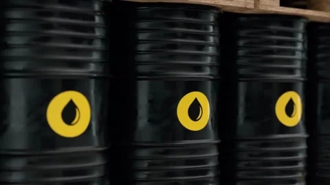 A rotating pallet containing black oil or oil barrels. A loopable 3D animation Vídeos de archivo 334031325