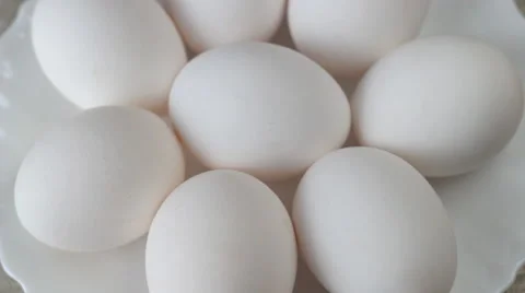 Rotating pile of fresh chicken eggs Video stock 60920188