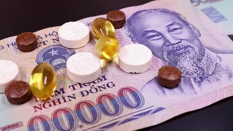 Rotating pills with new sample of five hundred vietnamese dong bills. Stock Footage 294596018