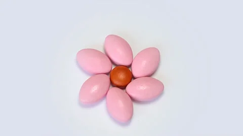 Rotating pills on a white background 库存影片 35520378