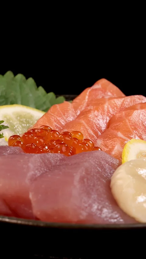 Rotating Plate of Assorted Sashimi and Sushi Garnishes 库存影片 313983801