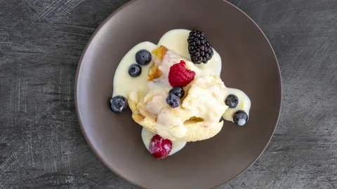 Rotating Plate of Bread Pudding with Custard and Berries Video stock 218408177
