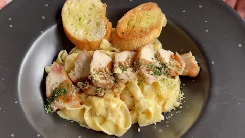 Rotating Plate with Spaghetti Chicken Alfredo 스톡 동영상 342627731