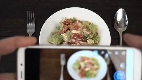 Rotating plate with vegetable salad on white plate. Smartphone food photograp Stock Footage 89034517